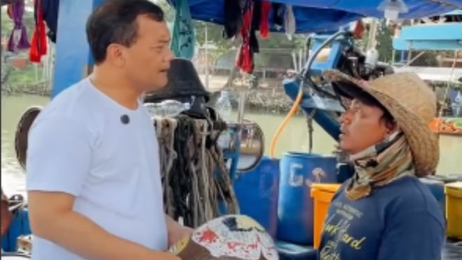 Saat Cagub Jateng Ahmad Luthfi Tertawa Terbahak-bahak Ketika Diberi Topi Caping oleh Nelayan