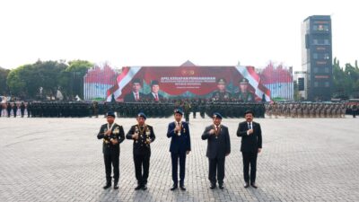 Jokowi and Prabowo Subianto Ride Together in Pindad Jeep to Inspect Troops at Presidential Inauguration Security Ceremony