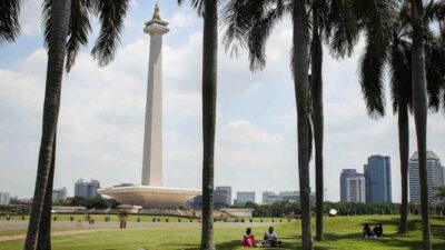 “Peningkatan Pengunjung Monas Malam Tahun Baru 2025”