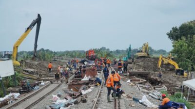Perbaikan Rel Menjanjikan di Grobogan: 8 Kereta Batal, 30 Dialihkan