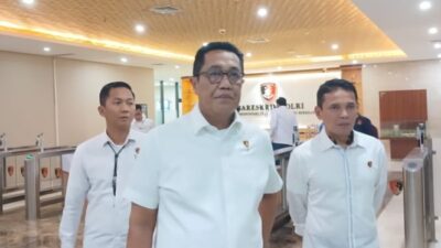 Digeledah Bareskrim, Kades Kohod Tersangka Kasus Pagar Laut: Penemuan Terbaru!