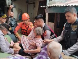 Evakuasi Lansia Sakit Stroke Saat Banjir di Cengkareng: Momen Heroik Polisi