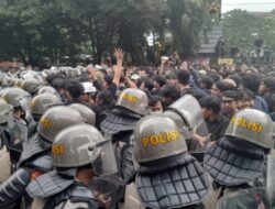 Demonstrasi Tolak UU TNI di Semarang: Polisi Amankan 4 Mahasiswa