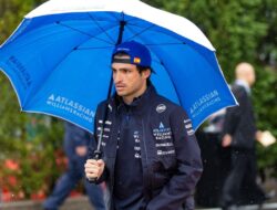 Sainz Didenda karena Terlambat di Sesi Lagu Kebangsaan: Analisis dan Dampak