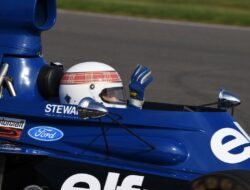 Penandatanganan Helm Michael Schumacher Dilelang oleh Jackie Stewart