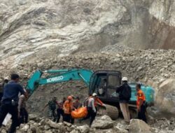 Sementara Mencari Korban Longsor Tambang Gunung Kuda Cirebon