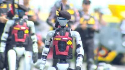 Aksi Robot Humanoid Polri Hormat Presiden Prabowo di HUT Bhayangkara