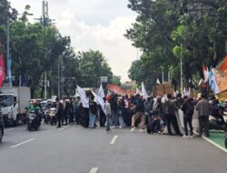 Demo dan Truk Terparkir: Penyebab Macet di Jalan Medan Merdeka Selatan