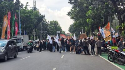 Demo dan Truk Terparkir: Penyebab Macet di Jalan Medan Merdeka Selatan
