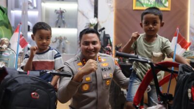 Dua Bocah Viral Pungut Kue di HUT RI Dapat Hadiah Sepeda & ‘Helikopter’ Kapolres Gowa