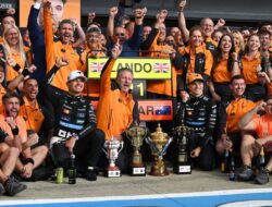 F1 Prioritas McLaren: Incar Triple Crown