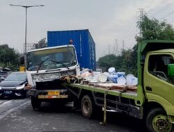 Sopir Truk Mengantuk Tabrak Truk Cat di Tol Pluit Jakarta